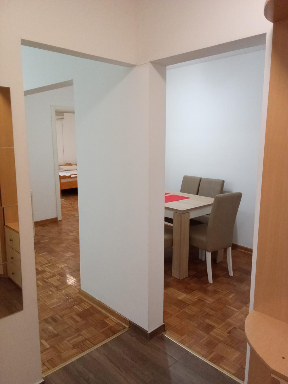 Slika 9 - Продаја 4.0 стан Челебоновића Бежанијска Коса Нови Београд рампа за инвалидска колица поглед на парк огромна тераса стаклена зимска кућа реновирана намештена закупна имовина инвестиција некретнине куповина Србија Еxpo 2027 Сурчин